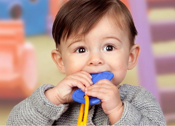 Ребенок с игрушкой во рту
