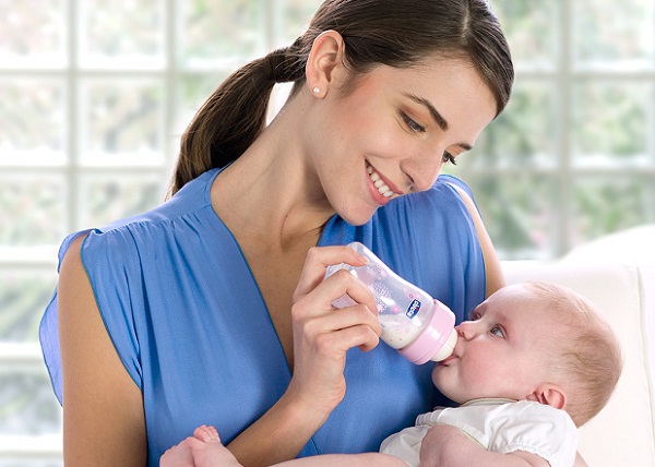 Кормление ребенка из бутылочки