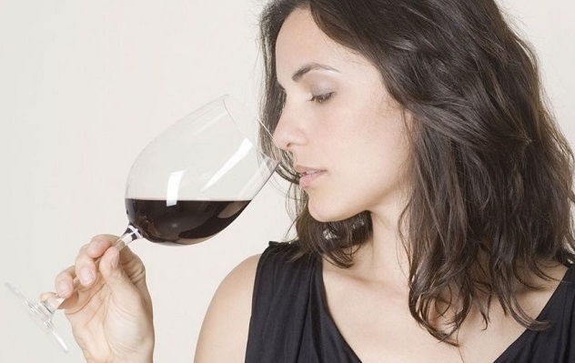 Девушка пьет вино