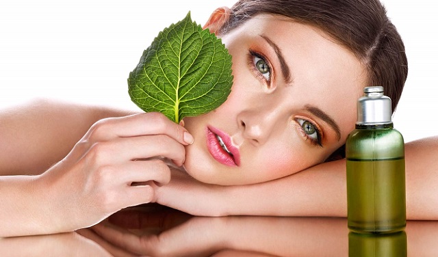 Девушка с листом