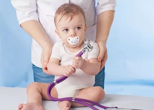 Ребенок с фонендоскопом