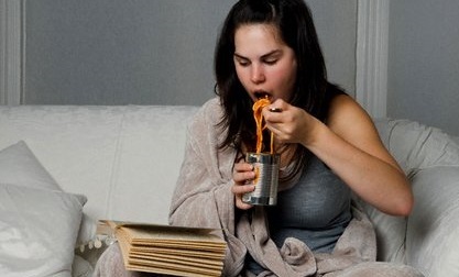 Девушка ест