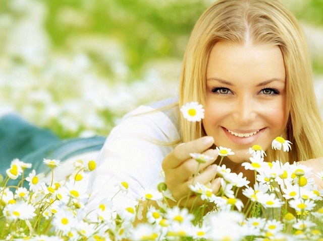 Девушка в ромашках