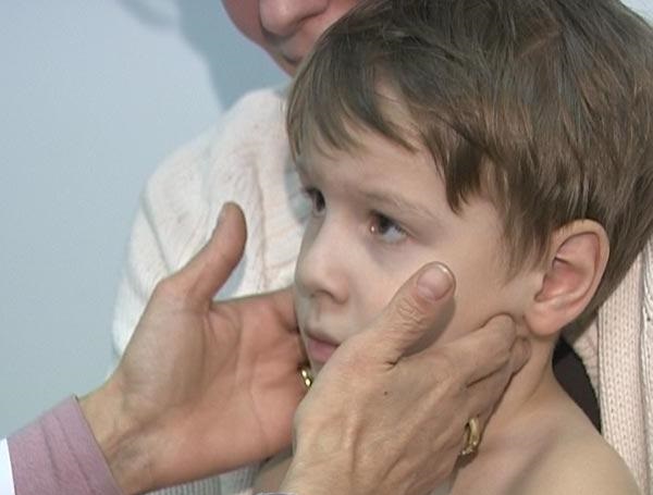 Доктор проверяет лимфоузлы у ребенка