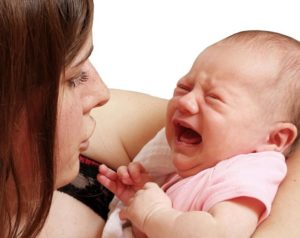 Ребенок плачет на руках у мамы