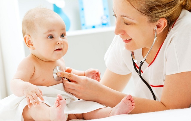 Врач прослушивает ребенка
