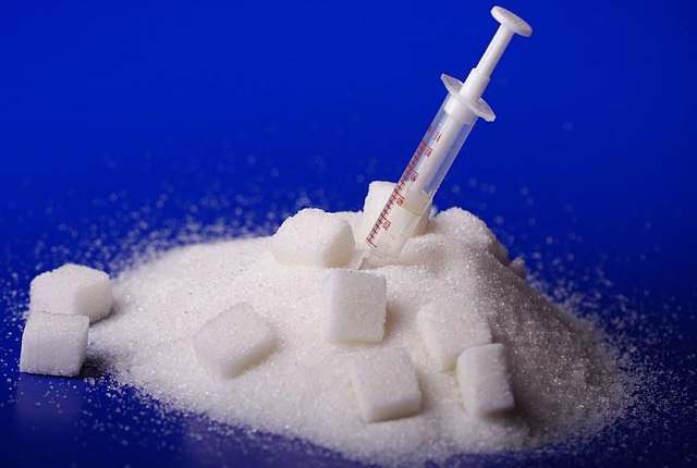 Шприц в горке сахара