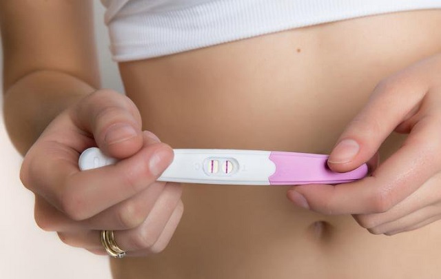 Девушка с тестом на беременность