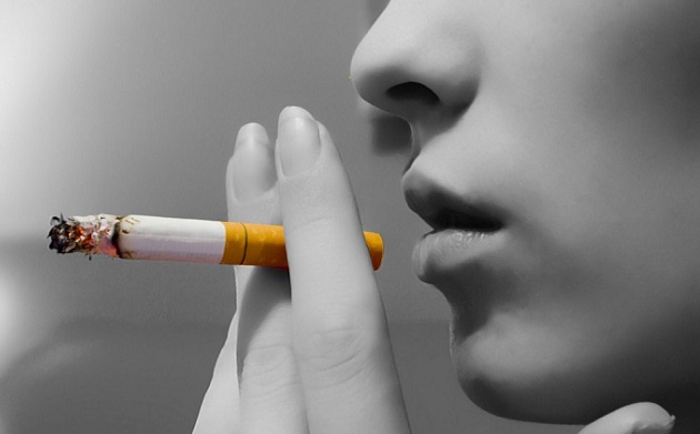 Девушка курит