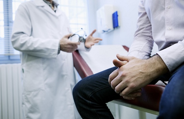 Мужчина на приеме у врача