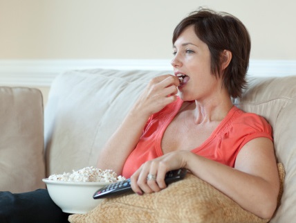 Женщина на диване