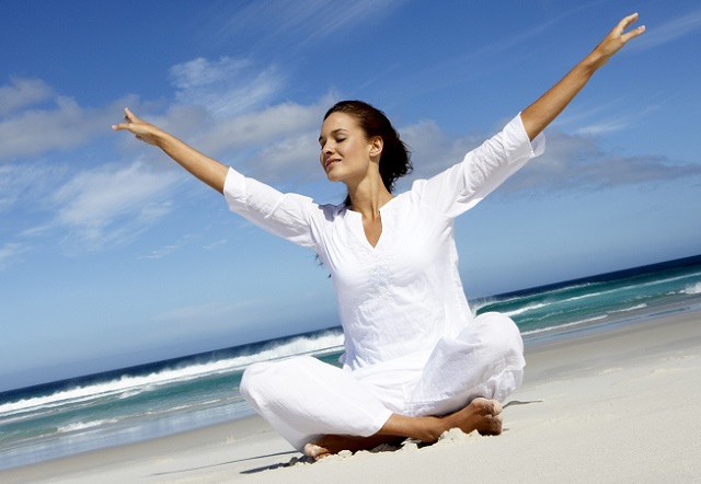 Женщиа на берегу моря