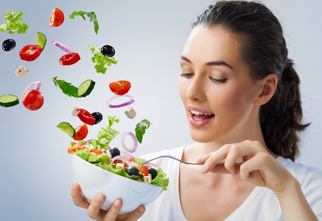 Девушка ест салат