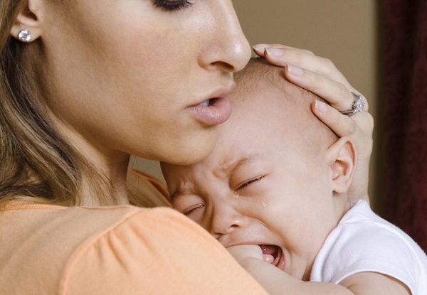 Мама успокаивает ребенка