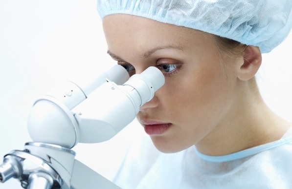 Врач у микроскопа
