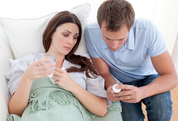 Мужчина и женщина принимают лекарство