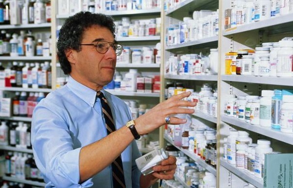 Мужчина в аптеке