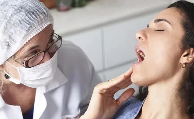 Врач осматривает ротовую полость