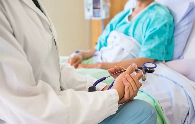 Пациент на больничной кровати