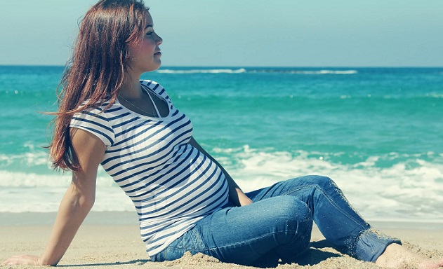 Беременная девушка у моря