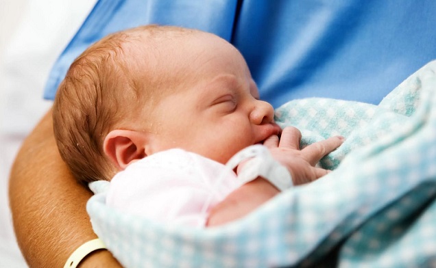 Новорожденный на руках