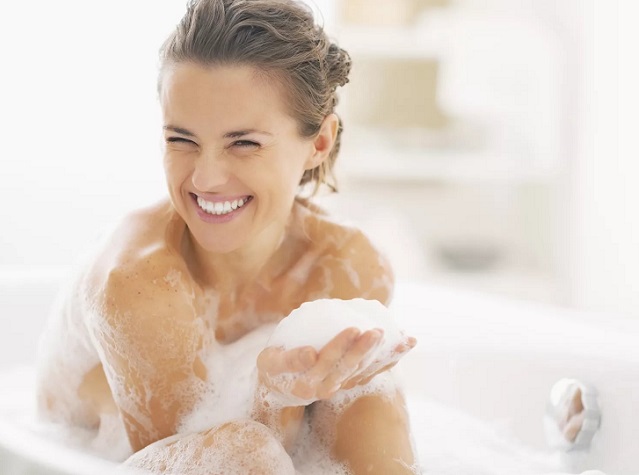 Девушка в ванне с пеной