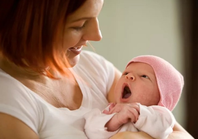 Женщина держит на руках малыша