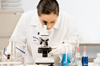 Врач с микроскопом