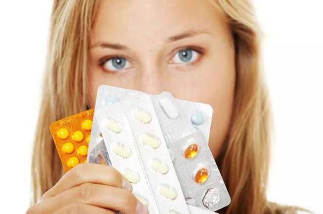 Девушка с таблетками