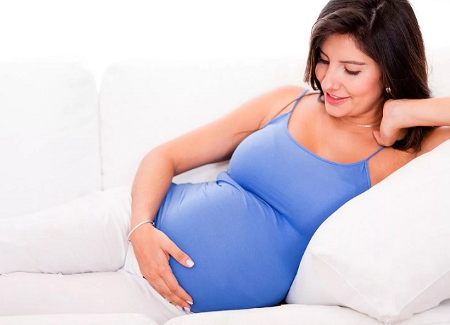 Беременная девушка на диване