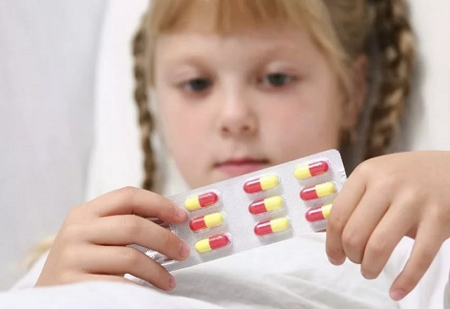 Ребенок принимает антибиотики