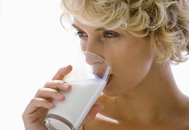 Девушка пьет кефир