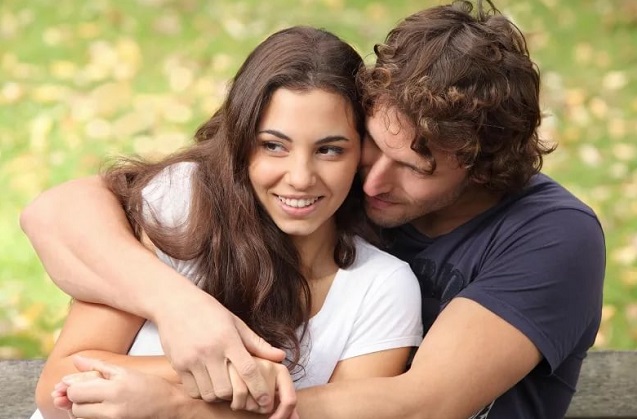 Парень обнимает девушку