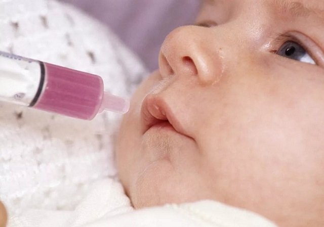 Обработка полости рта малыша морганцовкой