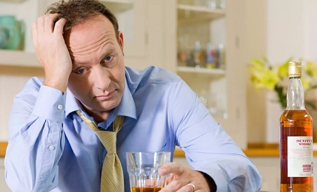 Мужчина пьет при стрессе