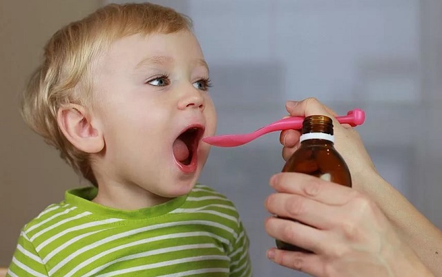 Ребенок пьет лекарство