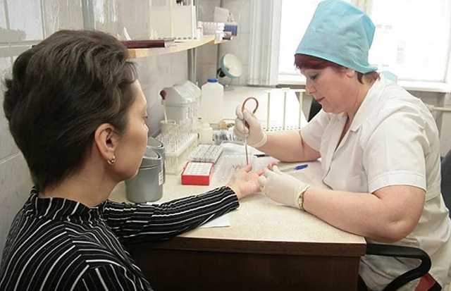 Врач берет кровь на анализ