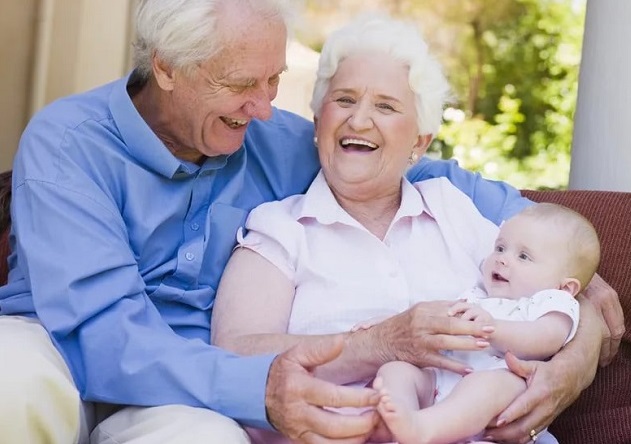 Пожилая пара с ребенком