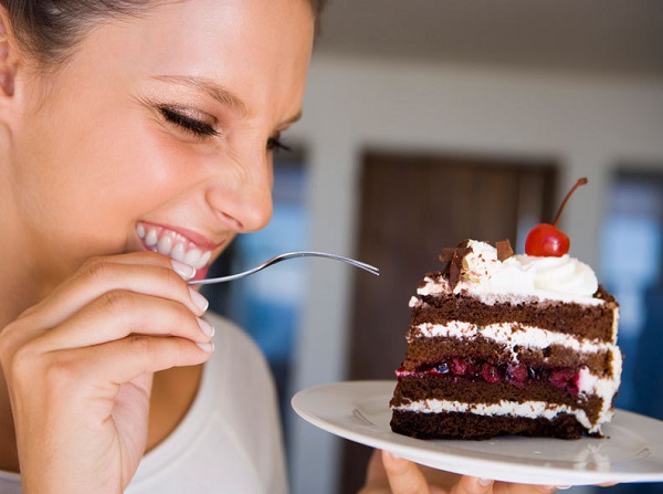 Девушка с тортом