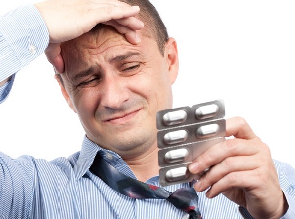 ПРием таблеток мужчиной