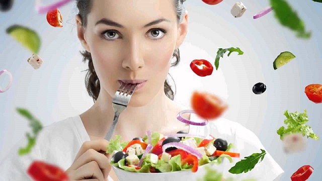 Девушка ест овощи