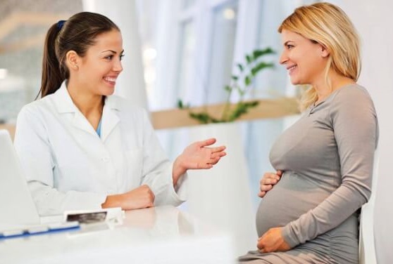 Беременная девушка у врача