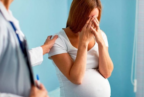 Растроенная беременная девушка у врача