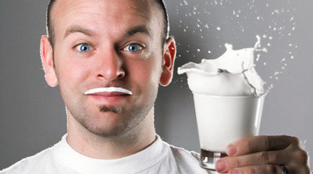 Мужчина с молоком