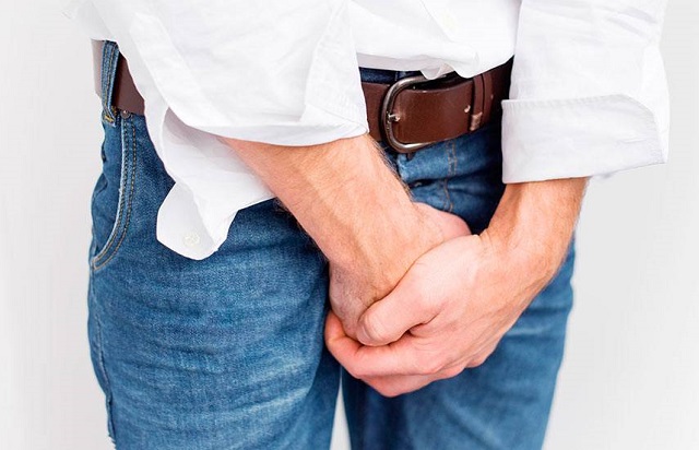 Мужчина держится запах