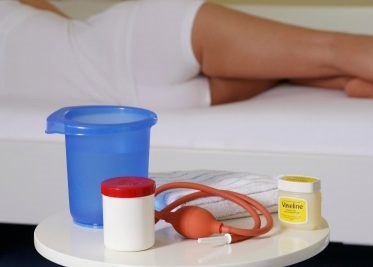 Спринцевание лежа