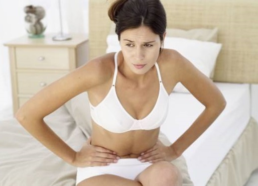 Болит живот у девушки