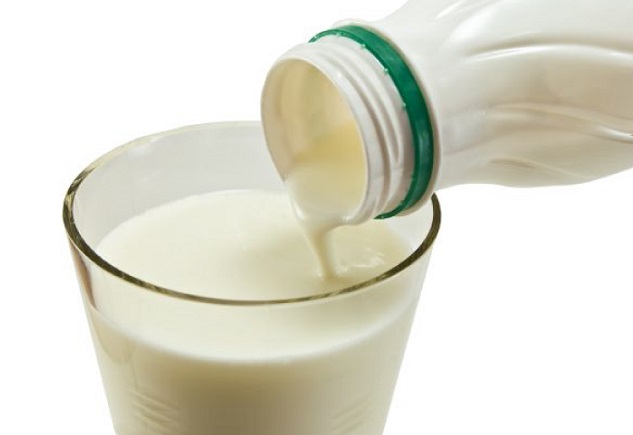 Кефир наливают в стакан
