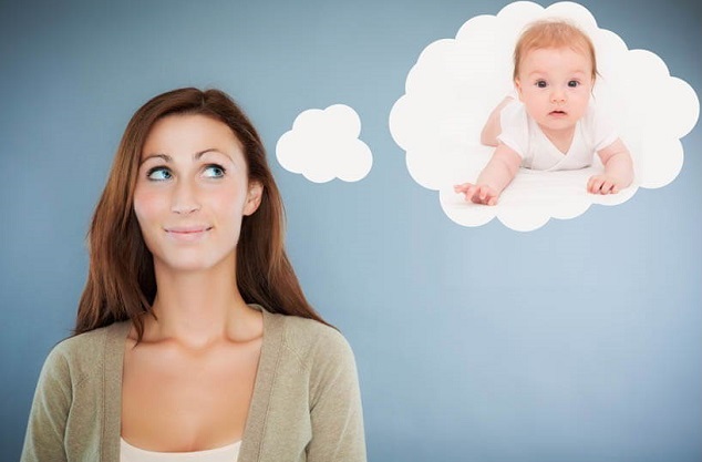 Девушка думает о ребенке