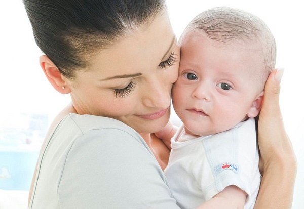 Мама держит ребенка